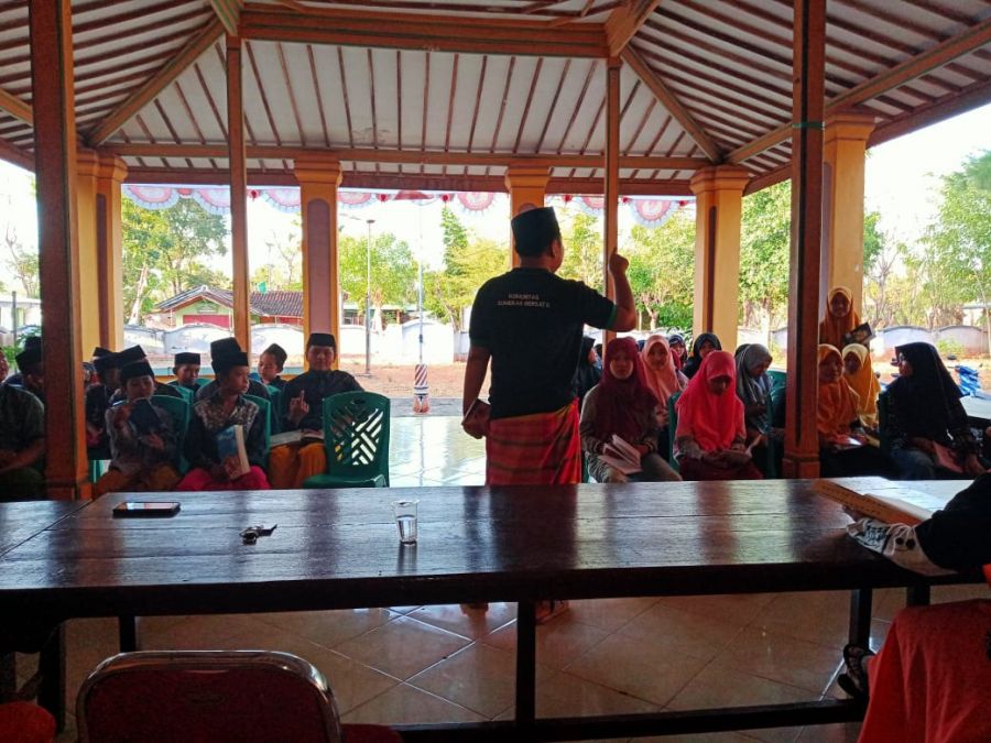 Alumni Pesantren Sukorejo Menggerakkan Literasi Pemuda Pulau Giliiyang