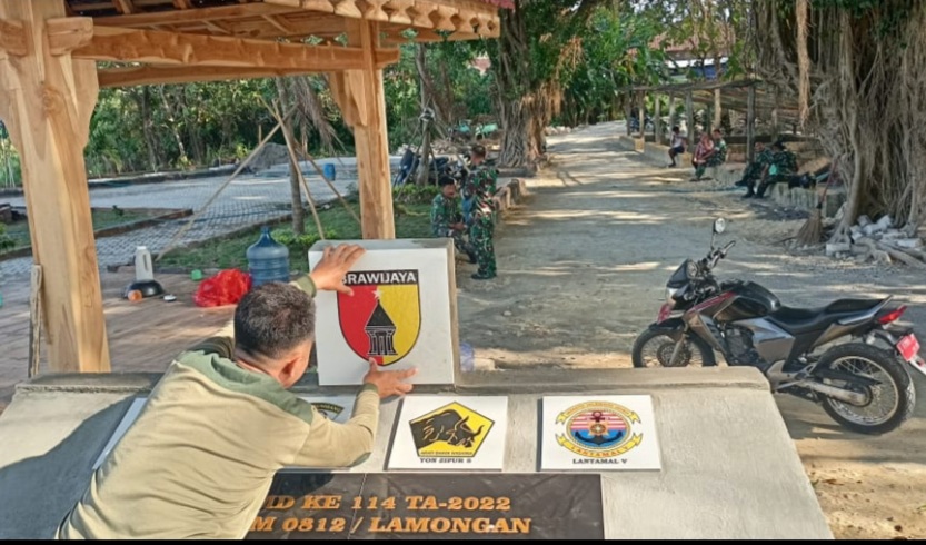 Membangun Prasasti Untuk Kenang Kenangan Satgas TMMD 114 di desa Tunggunjagir