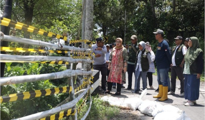 Pj Bupati Lumajang Tinjau Jalan Longsor di Desa Pundungsari Kecamatan Tempursari