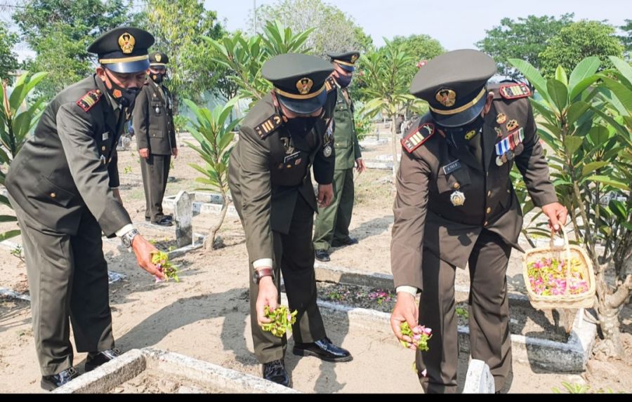 Menjelang HUT TNI, Kodim Bojonegoro Gelar Ziarah ke Makam Pahlawan