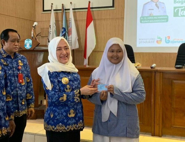 Sejahterakan Masyarakat, Pemkab Bojonegoro Jemput Bola, Lakukan Perekaman E-KTP bagi Siswa SMKN 4