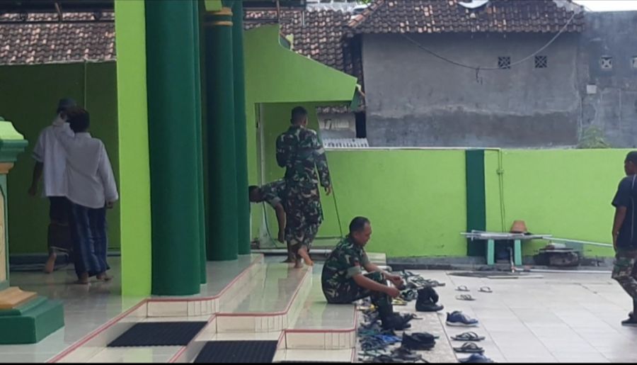 Menunaikan Kewajiban, Anggota Satgas TMMD 114 Kodim 0812 Lamongan Rajin Beribadah di Masjid