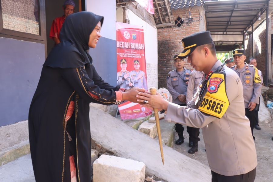 Sambut Hari Bhayangkara ke-78 Tahun 2024, Kapolres Bojonegoro Berikan Bedah Rumah Presisi