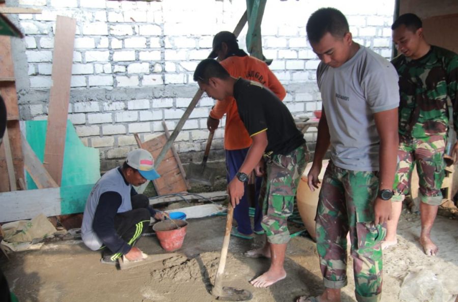 Meski Harus Aduk Adonan Semen Secara Manual, Tak Kurangi Semangat Anggota TMMD 114