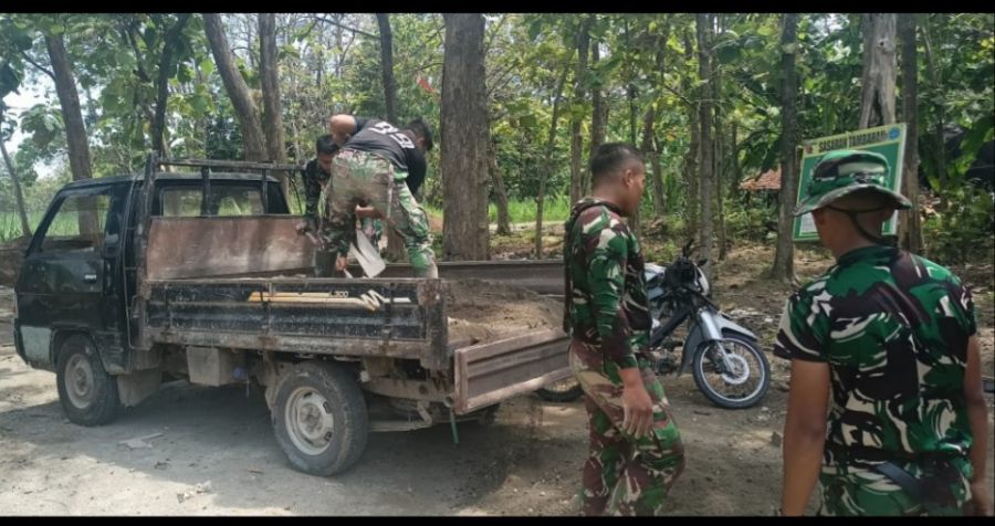 Mobil Pick Up terus Dioperasionalkan Anggota Satgas TMMD ke-114 untuk Langsir Material Pasir