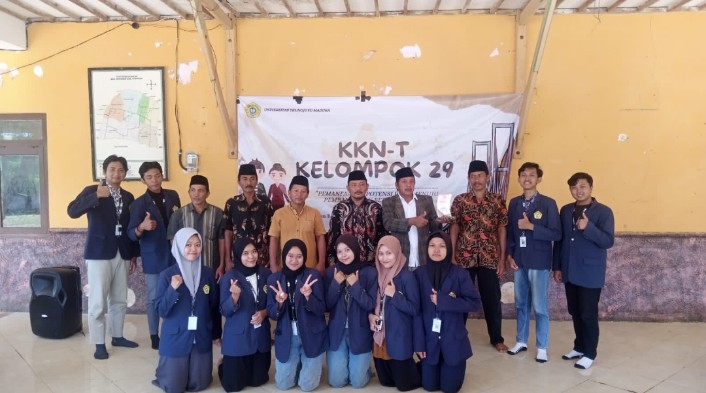 Moment Penutupan KKNT UTM Kelompok 29 di Desa Banra'as Pulau Oksigen Gili Iyang