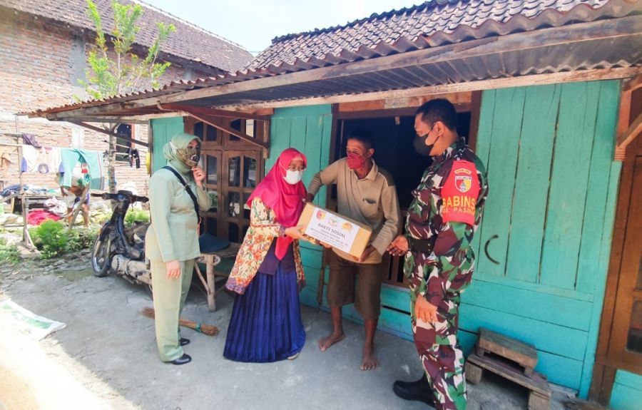 Momentum HUT TNI ke- 76, Persit Koramil Baureno Bojonegoro Bakti Sosial Bagikan Paket Sembako