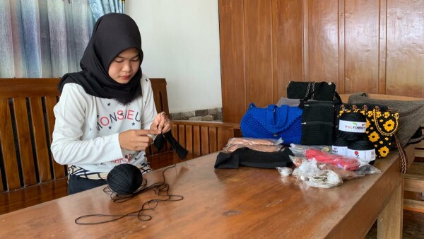 Nia Sari, Penyandang Disabilitas Tekun Bikin Tas Rajut Kini Banjir Pesanan 