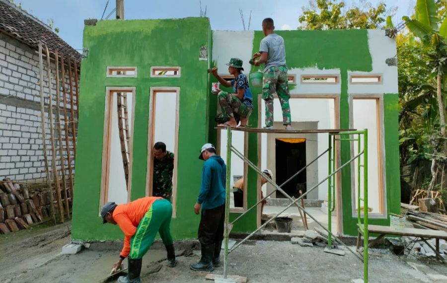 Nuansa Hijau Cat Rumah dalam RUTILAHU Menyejukkan Mata Hasil Karya TMMD ke114 Kodim 0812 Lamongan