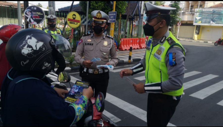 Operasi Keselamatan Semeru 2022, Satlantas Bagikan Ratusan Masker dan Brosur