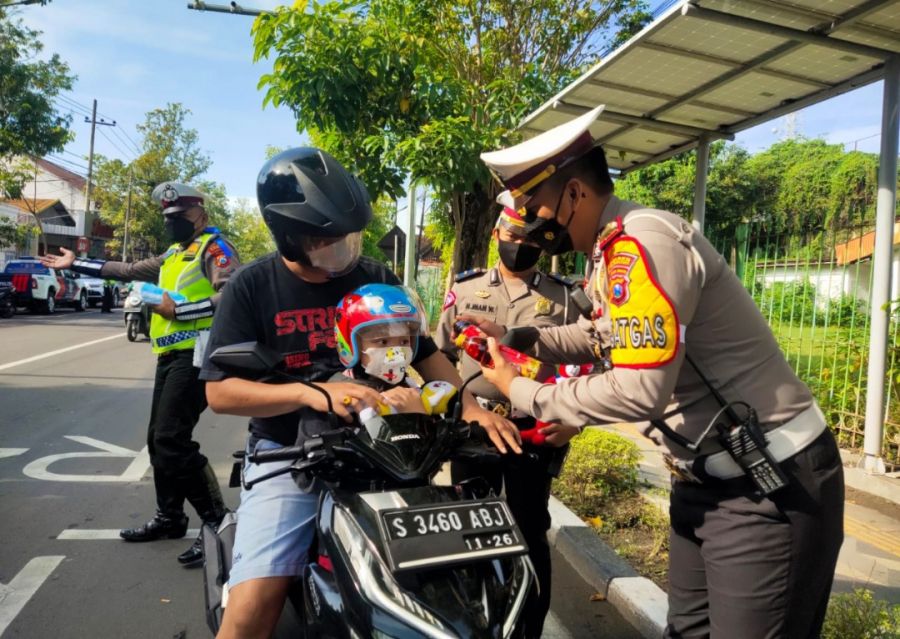Ops Keselamatan Semeru 2022, Satlantas Beri Reward Bagi Pengendara Yang Tertib Lalulintas dan Prokes