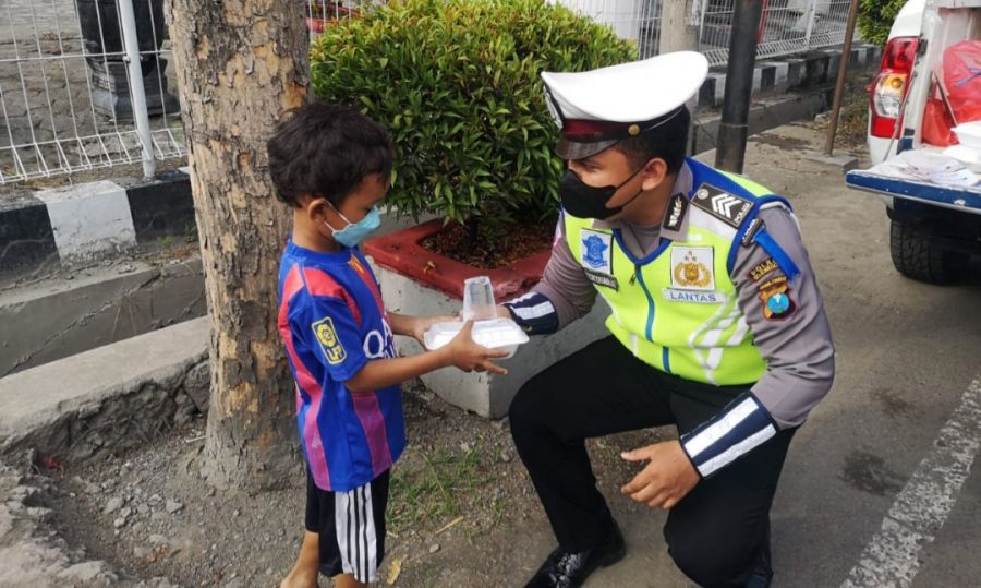 Operasi Patuh Semeru 2021, Satlantas Bagikan Nasi Kotak dan Masker Untuk Warga