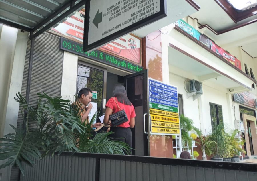 Orang Datang Harus di Sambut Dengan Senyuman, Jangan Dengan Merokok