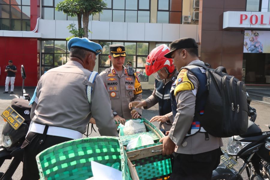 Bhabin Polres Bojonegoro Salurkan Zakat Fitrah 689 Paket Beras
