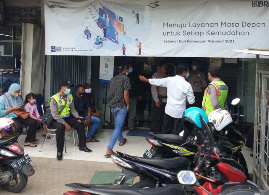 Pantau Gerai ATM, Dua Anggota Polisi Peterongan Dialogis Dengan Nasabah Untuk Hati - Hati
