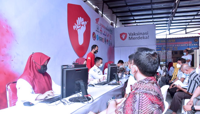 Para Tunawisma Menjadi Sasaran Polres Lamongan yang Sedang Memperingati HUT Lantas ke-66.