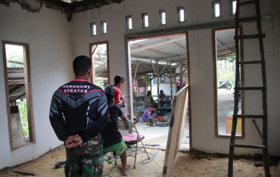 Pasang Pintu, Satgas TMMD ke114 Kodim 0812 Lamongan berklaborasi dengan Ahlinya