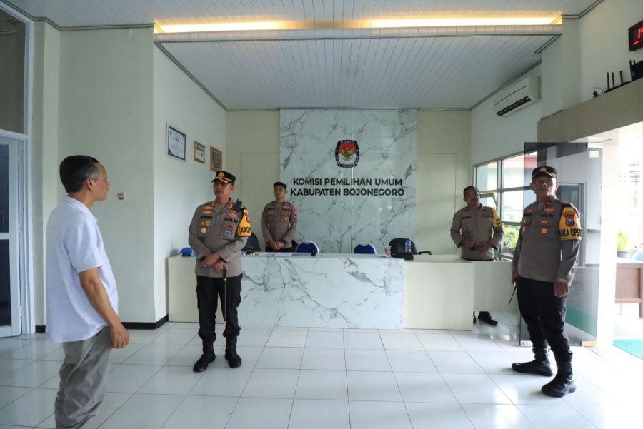 Pasca Pungut Suara, Kapolres Bojonegoro Cek Personel dan Keamanan di Kantor KPU dan Bawaslu