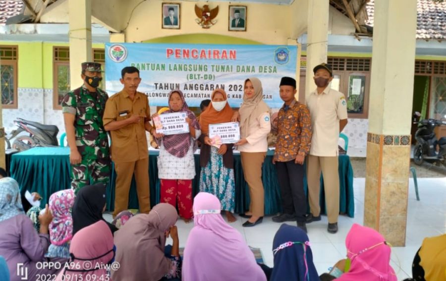 Pastikan Aman, Babinsa Balungwangi Dampingi Pembagian BLT-DD