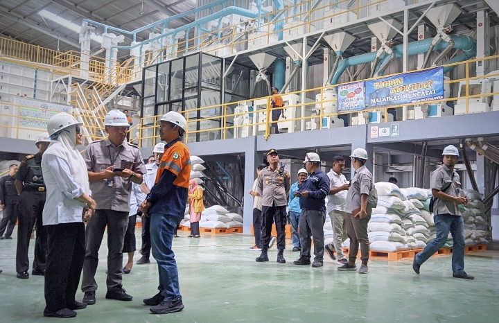Pastikan Harga Gabah Stabil, Bupati Bojonegoro Kunjungi Gudang dan Penggilingan Padi Bulog
