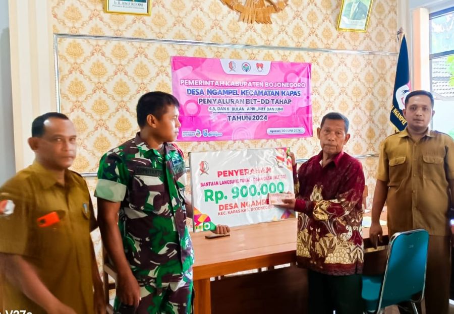 Pastikan Kegiatan Berjalan Tertib & Lancar, Babinsa Koramil Kapas Bojonegoro Kawal Penyaluran BLT-DD