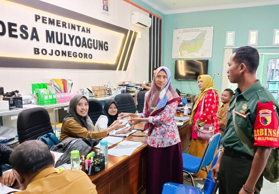Pastikan Lancar dan Tepat Sasaran, Babinsa Koramil Bojonegoro dampingi Penyaluran BLT-DD di Mulyoagu