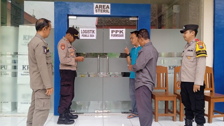 Pastikan Logistik Pemilu Aman, Kapolsek Purwosari Cek di PPK 