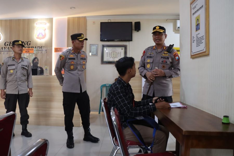 Pastikan Pelayanan Berjalan Baik, Kapolres Bojonegoro Cek Ruang SPKT dan SKCK