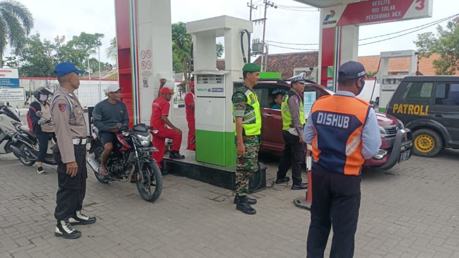 Pastikan Stok BBM Aman, Petugas Gabungan Cek Stok BBM di SPBU Perbatasan Jatim – Jateng