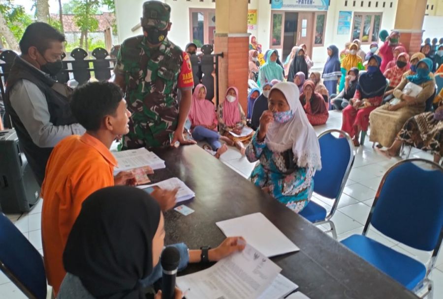 Pastikan Tepat Sasaran, Babinsa koramil 0812/06 Ngimbang dampingi Penyaluran BLT BBM dan Sembako