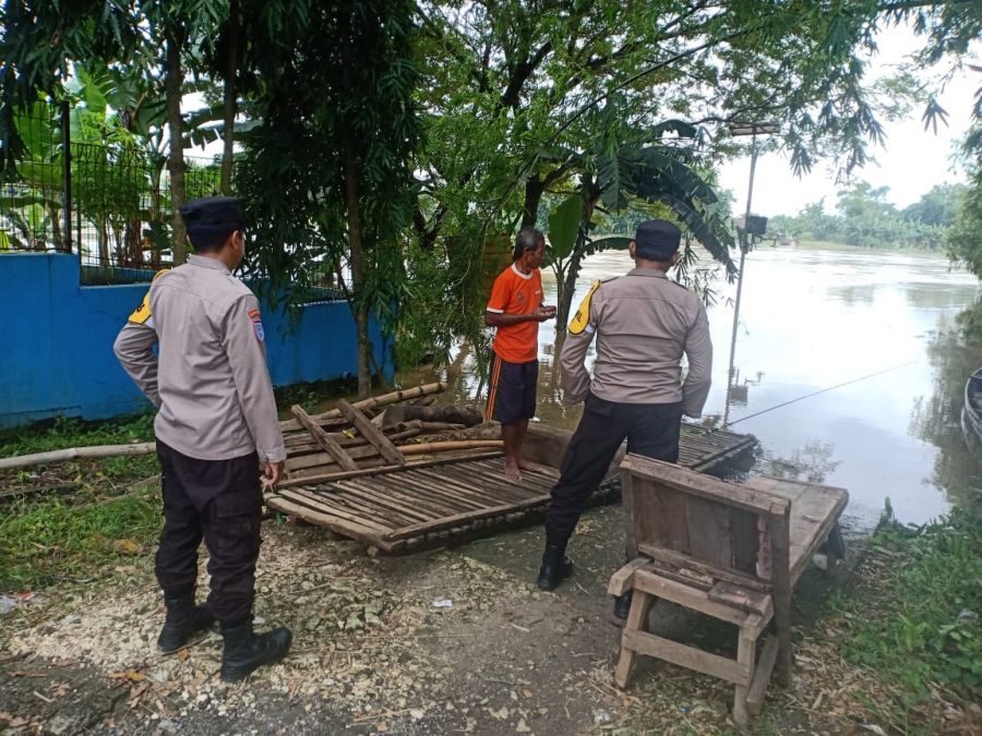 Patroli Pantau Ketinggian Air Sungai Bengawan Solo