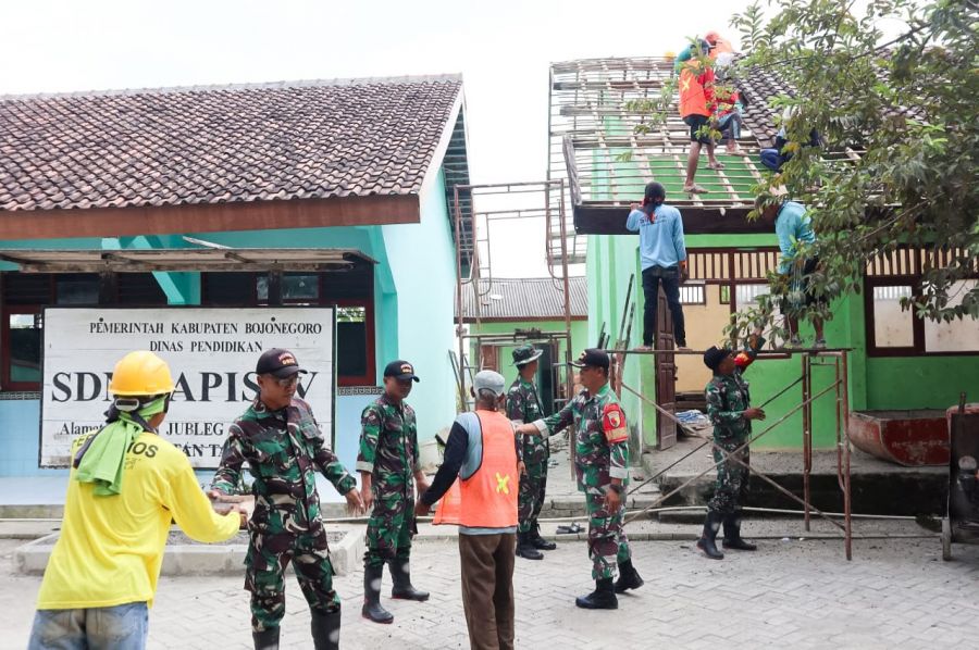 Peduli Dunia Pendidikan, Babinsa Kodim 0813 Bojonegoro dan Warga Rehab Ruang Kelas Sekolah Dasar