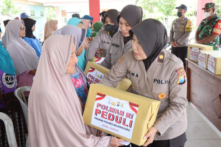 Peduli Korban Banjir, Polwan Polres Bojonegoro Salurkan Bantuan Sosial