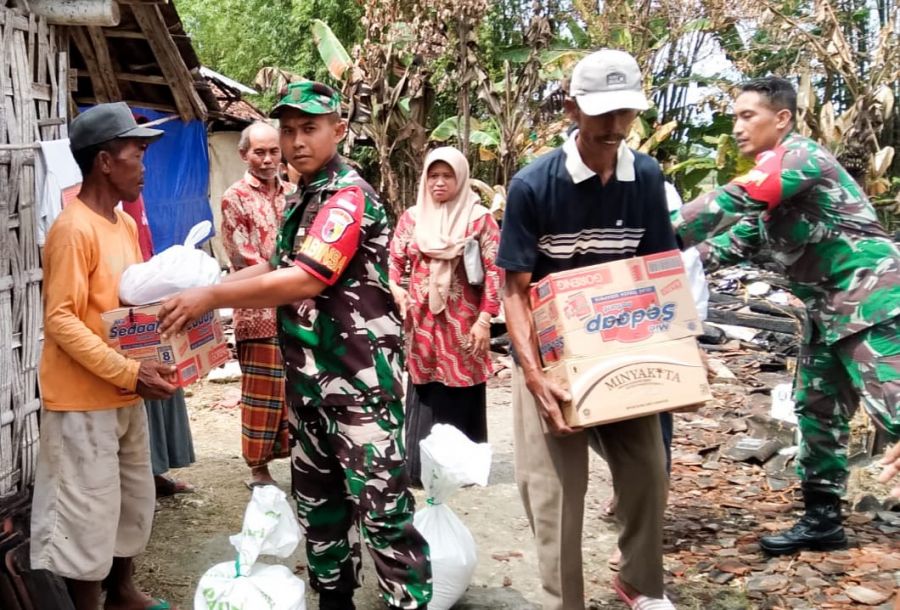 Peduli Korban Kebakaran, Babinsa Kepohbaru Kodim 0813 Bojonegoro Beri Bantuan Sembako ke Warga