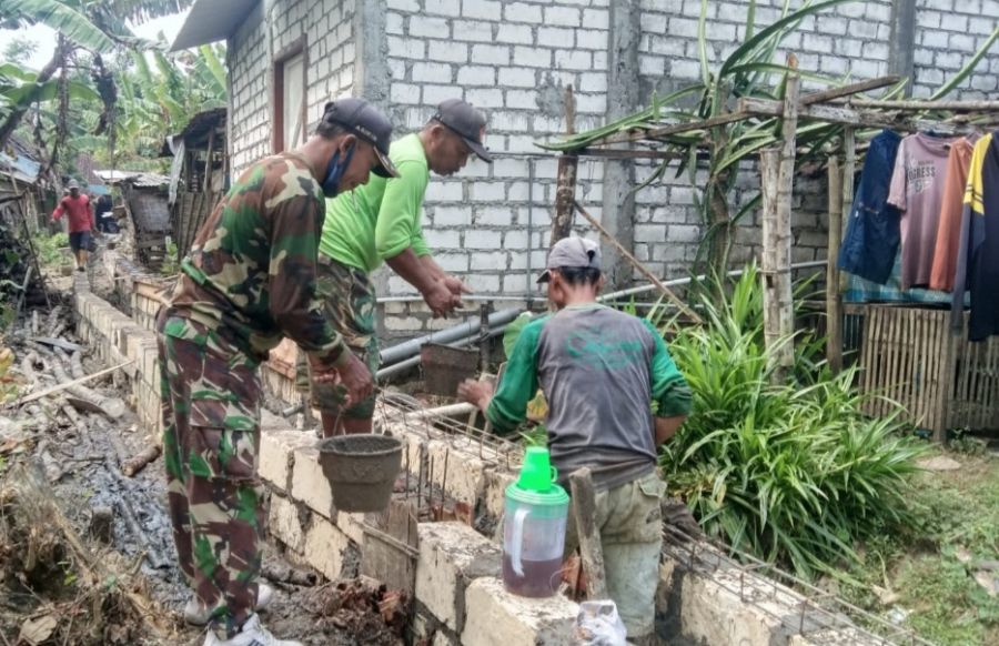 Peduli Lingkungan dan Antisipasi Banjir, Babinsa Jubelkidul Bantu Warga Membuat Leningan Selokan iri