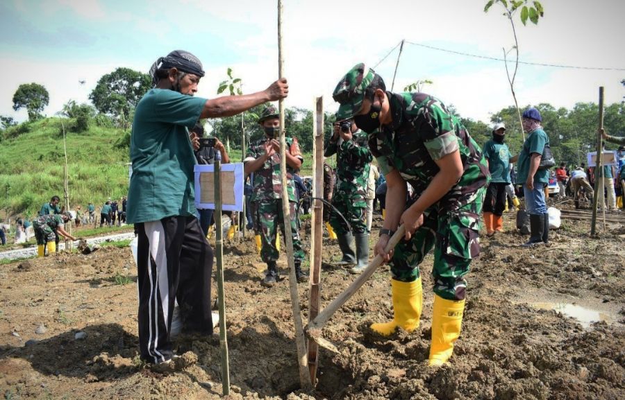Peduli Lingkungan, Korem 071/Wijayakusuma Bersama Komponen Masyarakat Tanam Pohon untuk Penghijauan