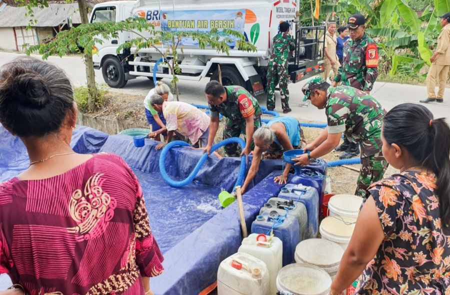 Peduli Masyarakat, Kodim 0813 Bojonegoro Dropping Air Bersih untuk Warga Gamongan Tambakrejo