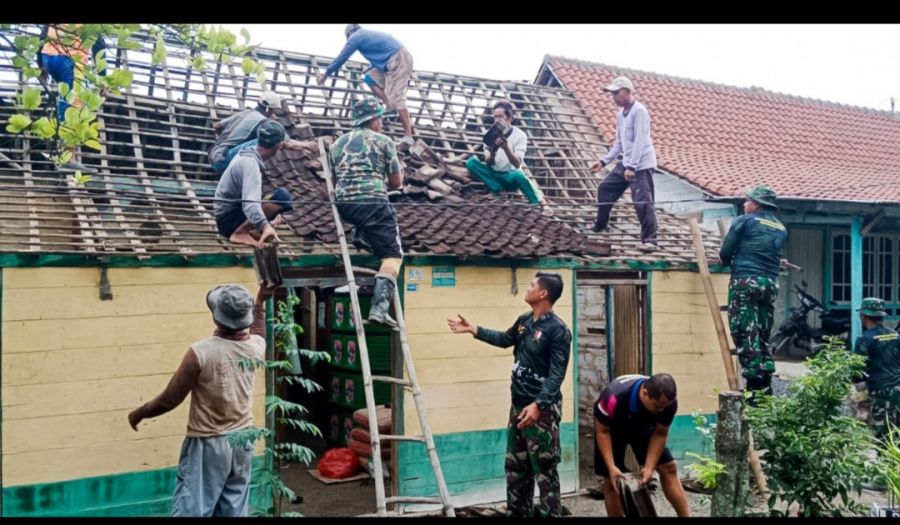 Peduli Sesama, Satgas TMMD 115 Kodim Bojonegoro Bantu Perbaiki Rumah Warga