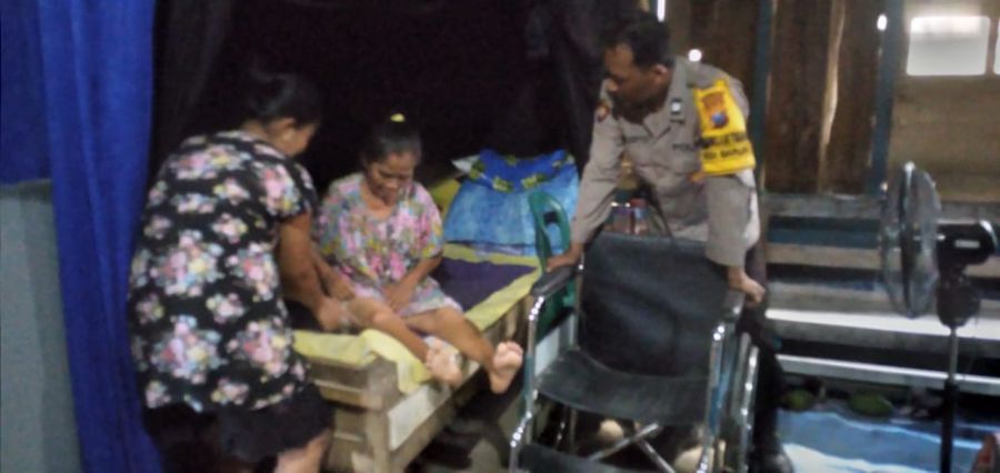 Peduli Warga Binaanya, Bhabinkamtimas Polsek Purwosari  Beri Bantuan Kursi Roda