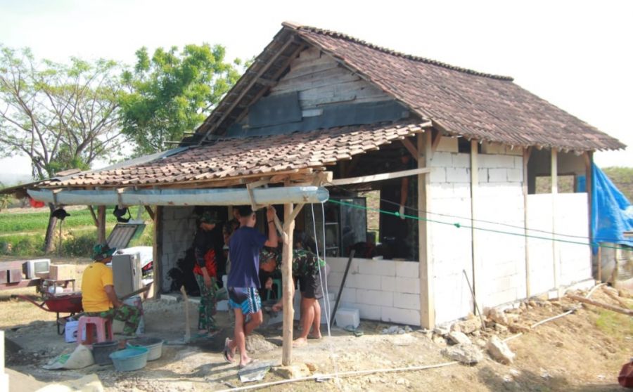 Pelan Tapi Pasti, TNI Mulai Dirikan Rumah Ibu Antik dalam TMMD 114 di Tunggunjagir
