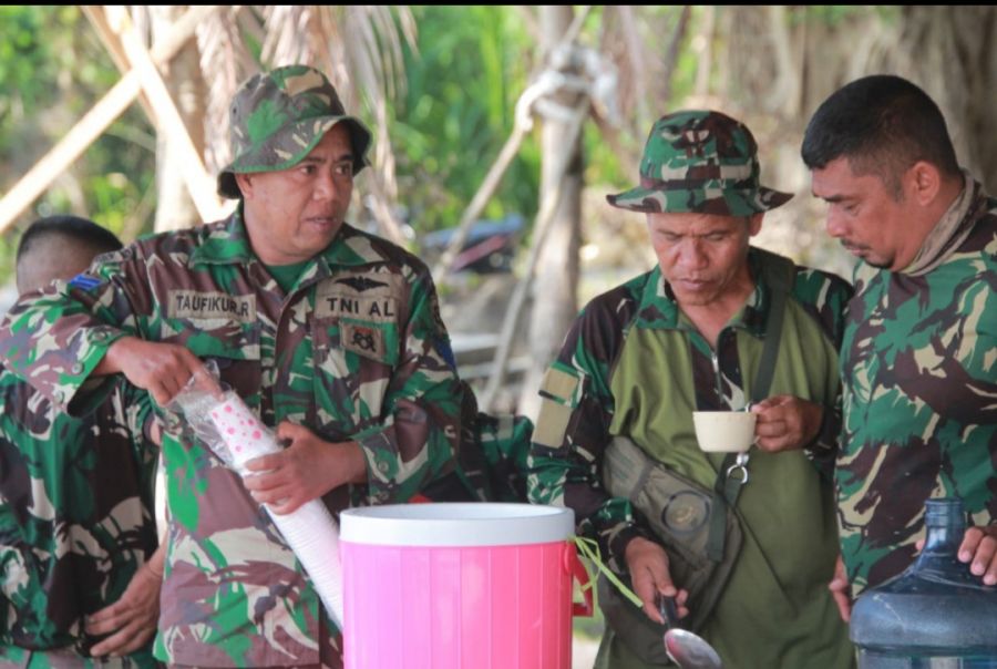 Pelepas dahaga, anggota satgas TMMD 114 Kodim 0812 Lamongan menenggak segelas es