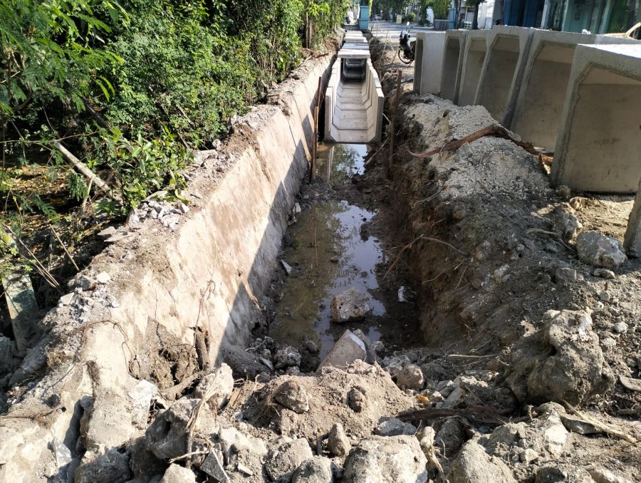 Pemasangan Saat Tanah Tergenang Diduga Langgar Spesifikasi