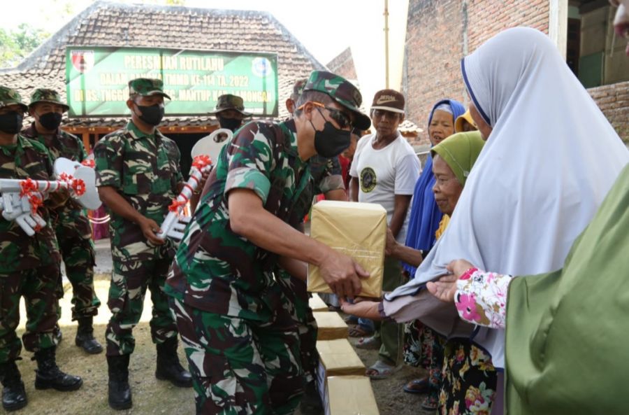 Pembagian bantuan paket sembako warnai Acara Penutupan TMMD Reguler 114 Kodim 0812 Lamongan