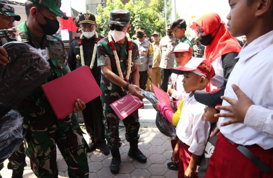 Pemberian Bansos Kepada 20 anak Yatim dan 10 orang Lansia di Pembukaan TMMD ke-114 desa Tunggunjagir