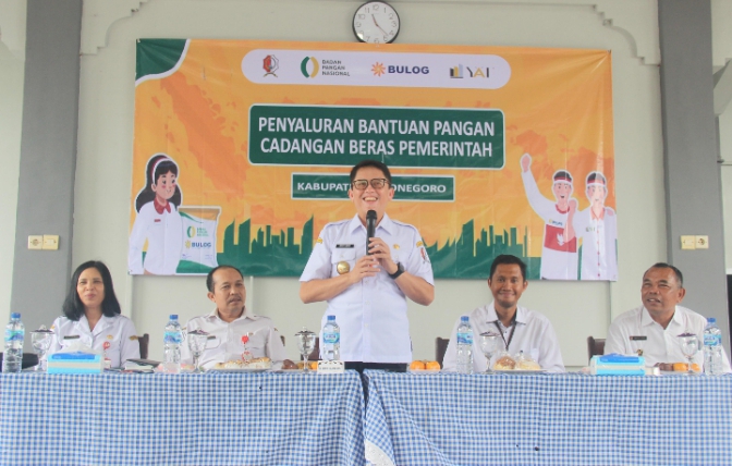 Pemkab Bersama Bulog Bojonegoro Salurkan Bantuan Pangan, Penuhi Kebutuhan Warga Penerima Manfaat