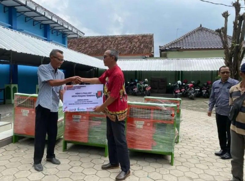 Pemkab Bojonegoro Beri Bantuan Mesin Perajang ke Petani 