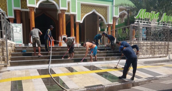 Pemkab Bojonegoro Bersihkan Trotoar Seputar Alun-alun Sambut Idul Adha