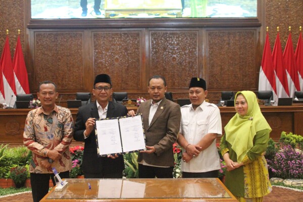 Pemkab Bojonegoro dan DPRD Sahkan Perda KTR