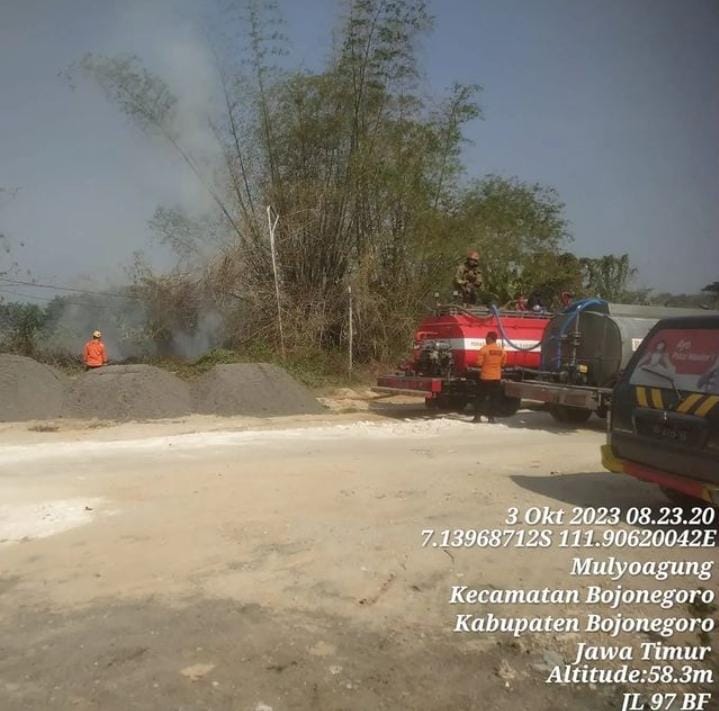 Pemkab Bojonegoro Gerak Cepat Padamkan Api di Lahan Warga Mulyoagung