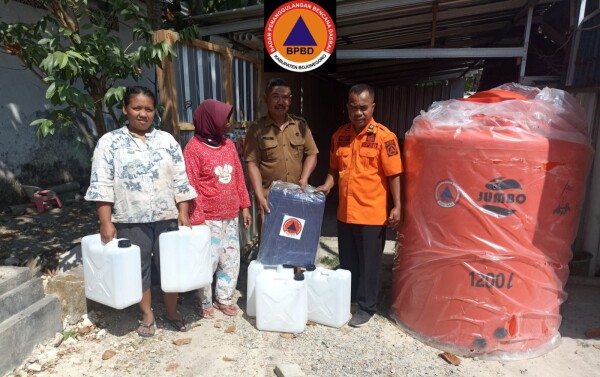 Pemkab Bojonegoro Salurkan Bantuan Tandon Air ke Warga Antisipasi Krisis Air Bersih